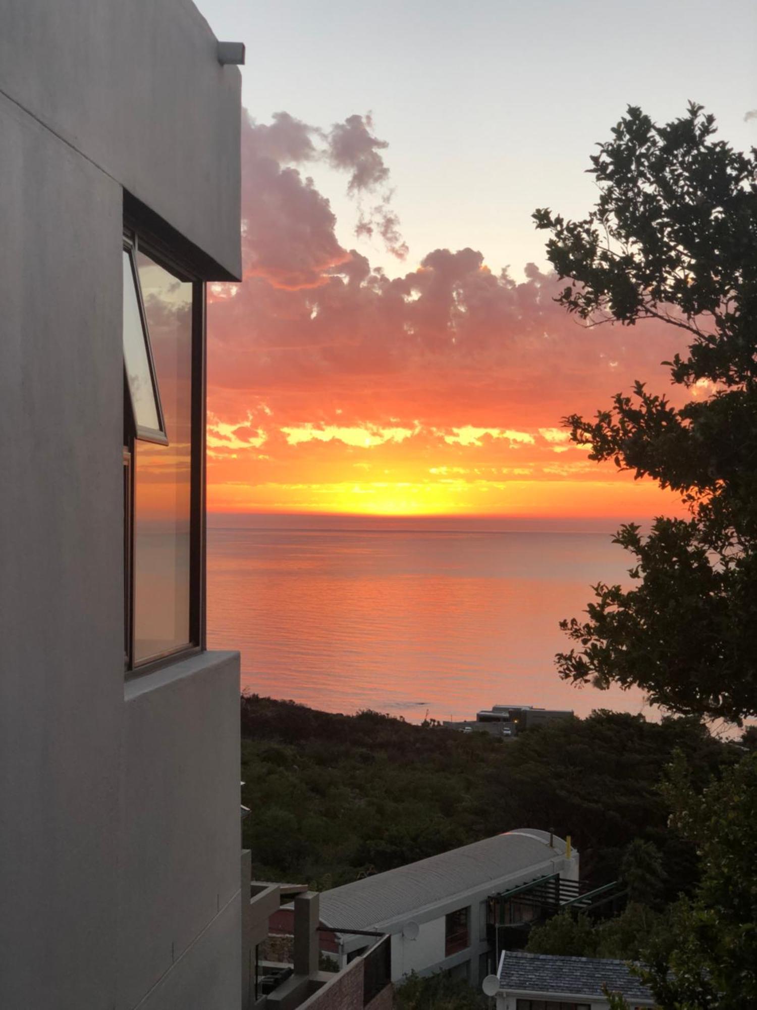 Camps Bay Blue Self-Catering Studios ケープタウン エクステリア 写真