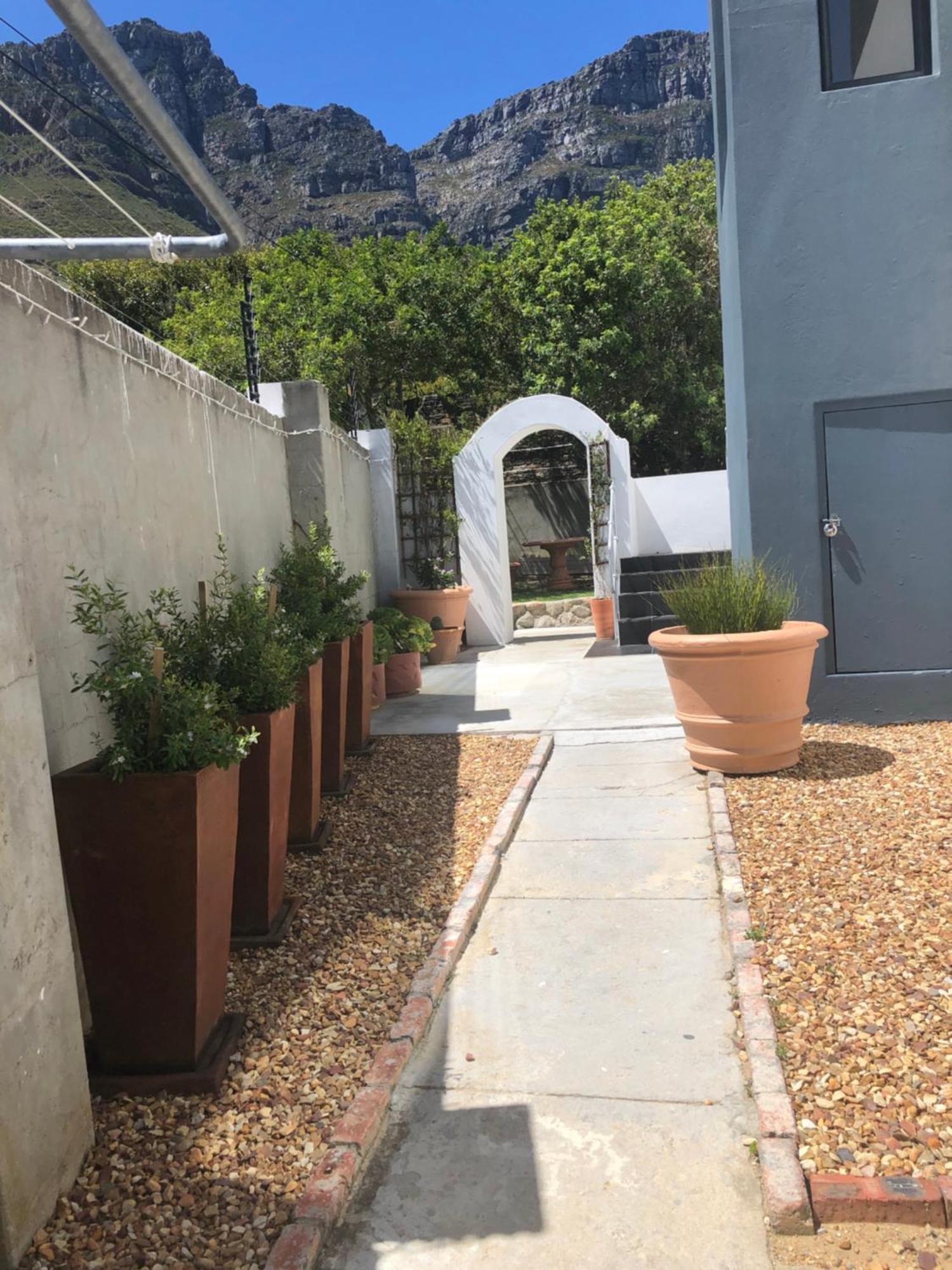 Camps Bay Blue Self-Catering Studios ケープタウン エクステリア 写真